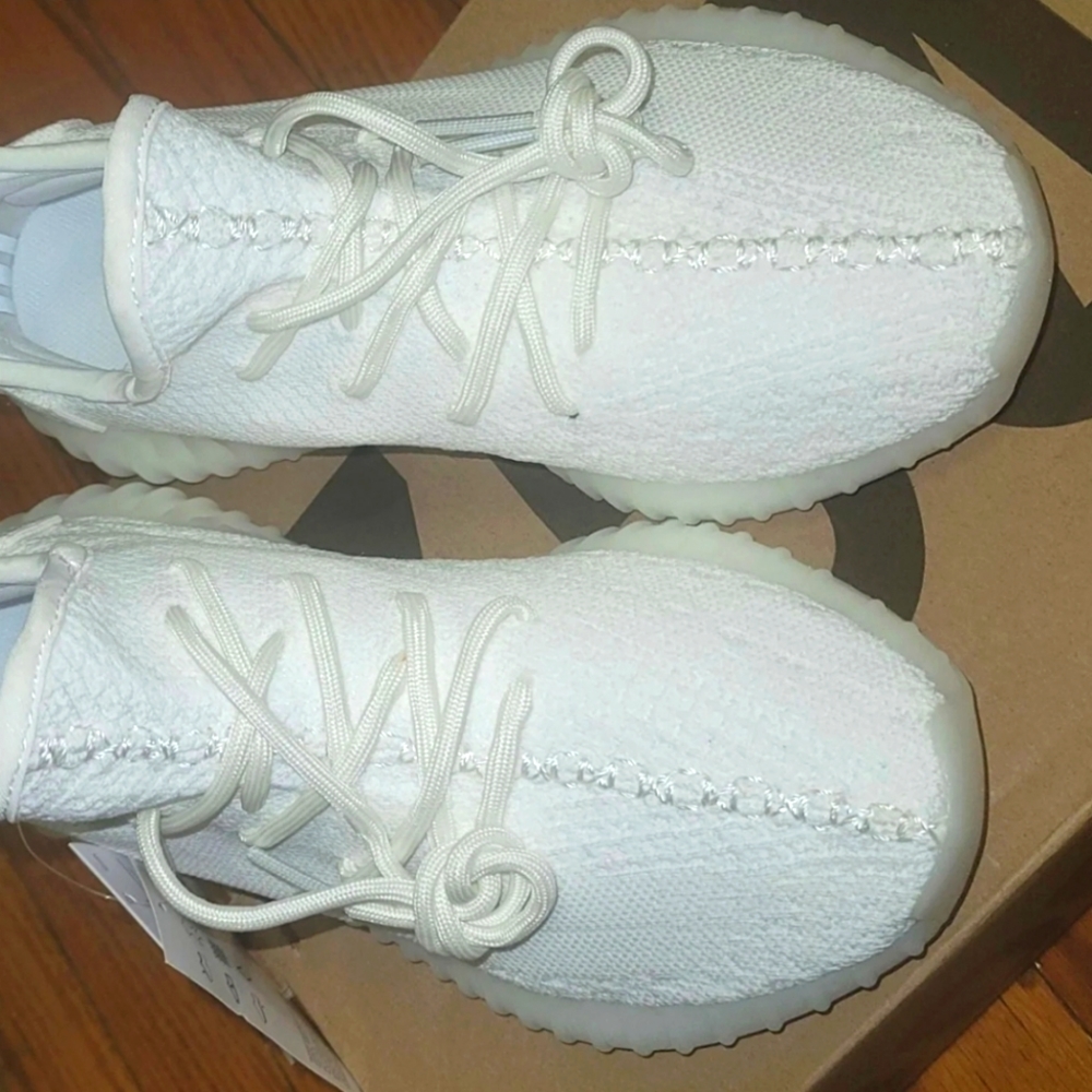 Yezzy Boost 350 V2. SIZE 7.5 WOMEN